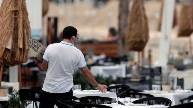 Un trabajador en un restaurante de la Comunidad Valenciana.