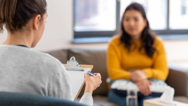 Una joven  recibe terapia psicológica, en una imagen de archivo.