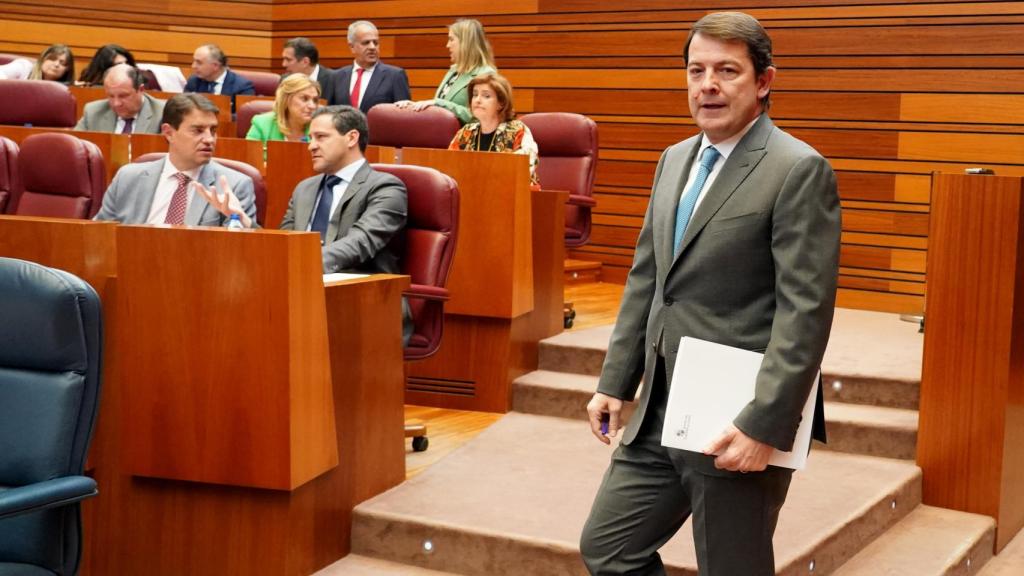 Mañueco antes de una intervención en el pleno de las Cortes