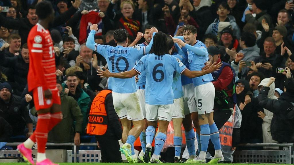Piña de los jugadores del Manchester City para celebrar un gol ante el Bayern