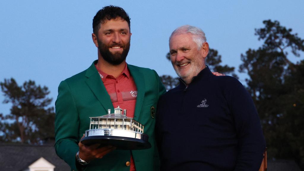 Jon Rahm junto a su padre Edorta recogiendo el trofeo del Masters de Augusta
