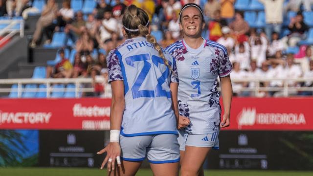 Tere Abelleira y Athenea del Castillo, celebrando un gol de la selección española de fútbol femenino