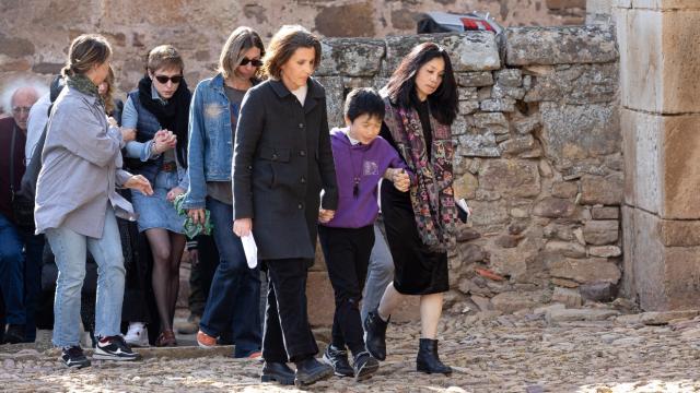 Akela, el hijo de Sánchez Dragó, de la mano de su hermana Ayanta Barilli y su madre, Naoko.