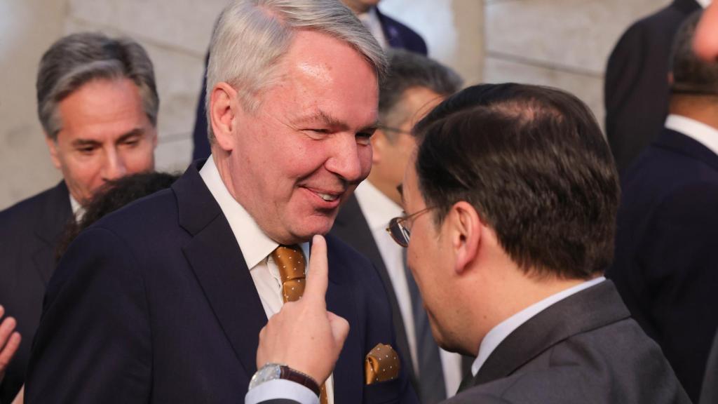 José Manuel Albares conversa con Pekka Haavisto, ministro de Exteriores de Finlandia, en su estreno como miembro de la OTAN.