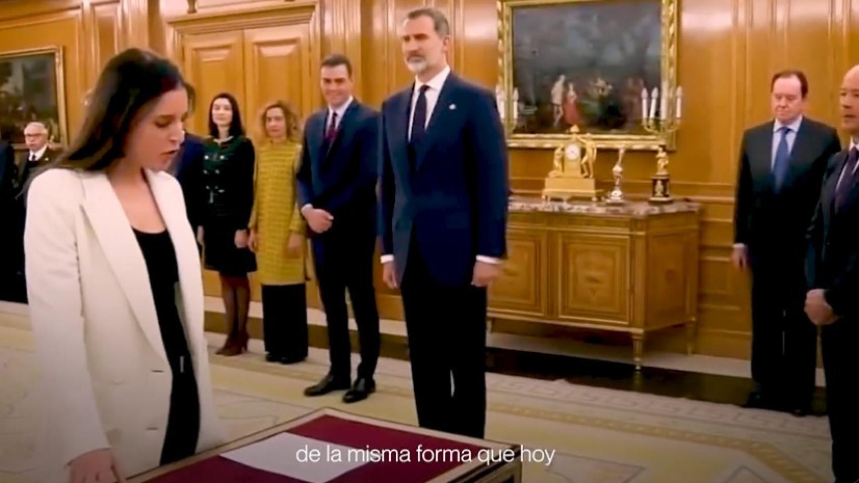 Irene Montero jura el cargo ante el Rey Felipe VI, en el vídeo de precampaña difundido este martes por Podemos.