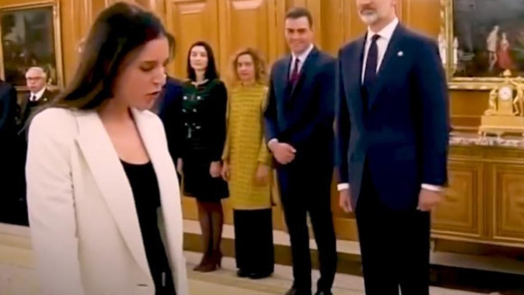 Irene Montero jura el cargo ante el Rey Felipe VI, en el vídeo de precampaña difundido este martes por Podemos.