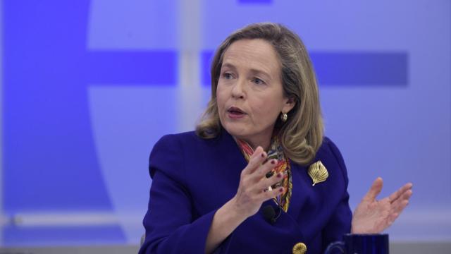 La vicepresidenta primera del Gobierno español y ministra de Economía, Nadia Calviño, habla durante un evento organizado en el marco de las reuniones de primavera del Fondo Monetario Internacional (FMI).