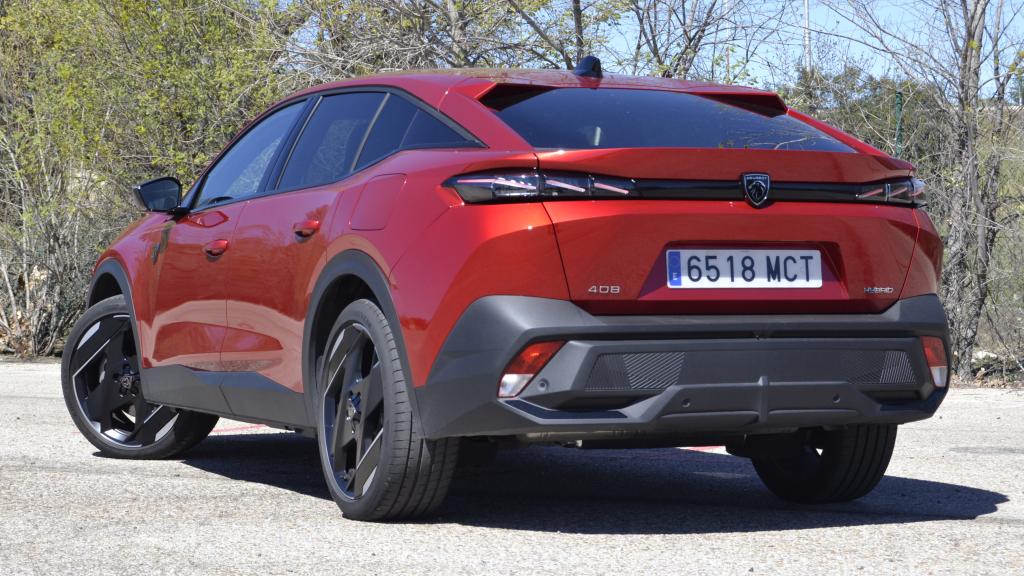El Peugeot 408 tiene tres niveles de equipamiento: Allure, Allure Pack y GT.