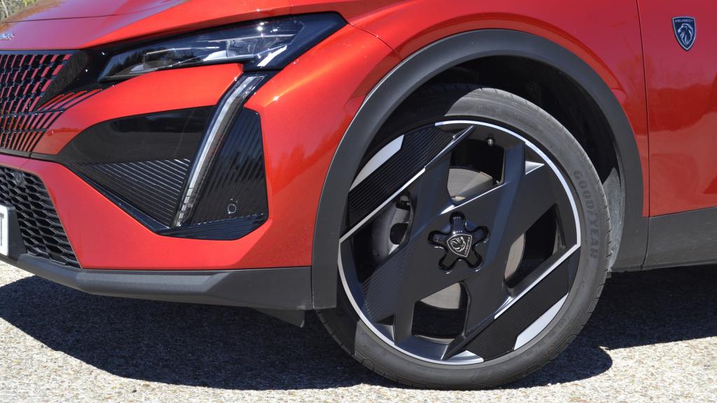 El Peugeot 408 puede incluir llantas de 20 pulgadas como opción extra.