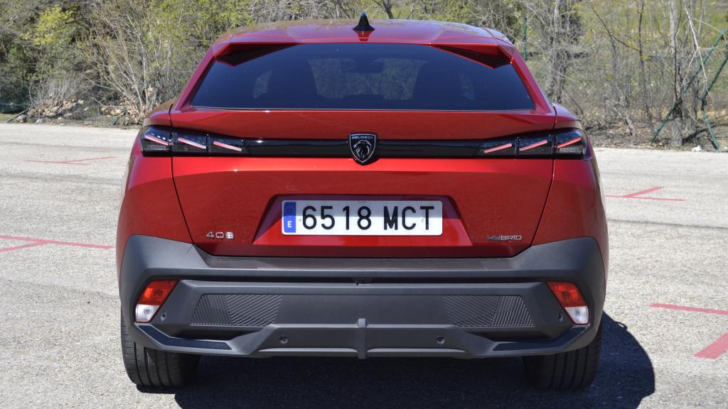 El Peugeot 408 integra un parachoques de grandes dimensiones.