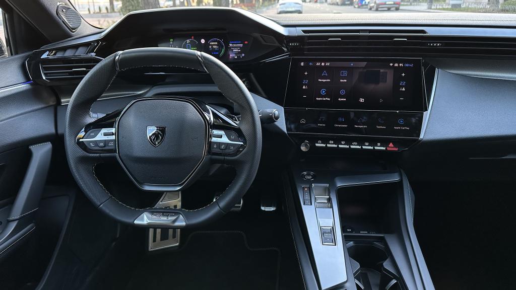 El Peugeot 408 tiene una pantalla multimedia de 10 pulgadas.