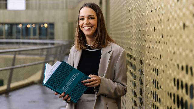 Elena Romeo con su Tesis Internacional de Gastro en las manos.