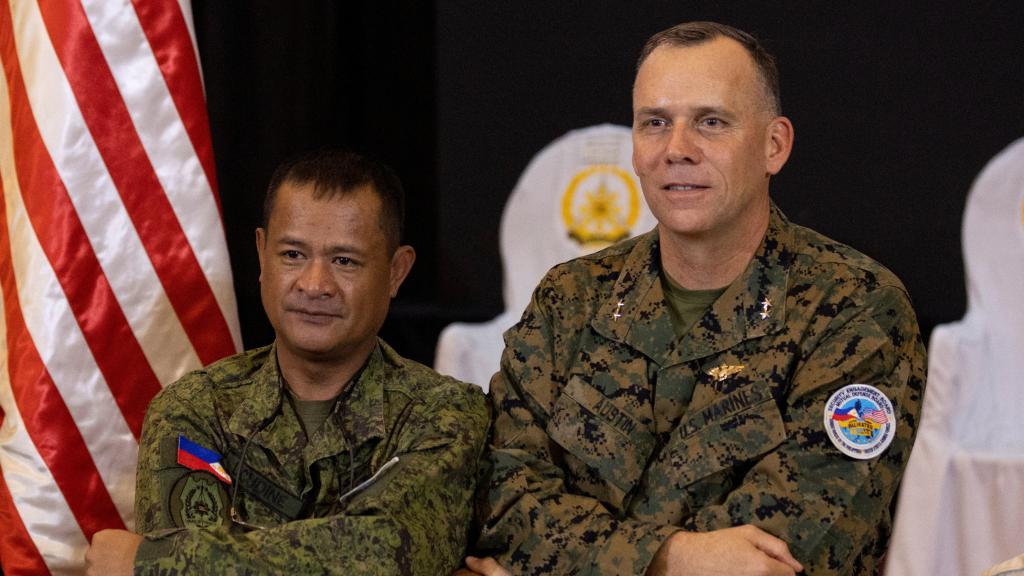 El director del ejercicio de Filipinas, el general de división Marvin Licudine, se une al representante del director del ejercicio de los EE. UU., el general de división Eric Austin, después de la conferencia de prensa sobre los ejercicios militares conjuntos