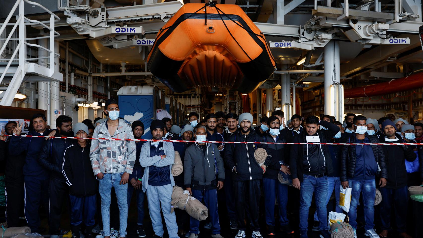El buque de rescate de MSF Geo Barents llega a Bari con migrantes a bordo, el pasado marzo.