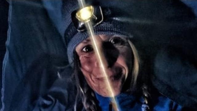 Beatriz Flamini, en el interior de la cueva en la que ha vivido en aislamiento 500 días.