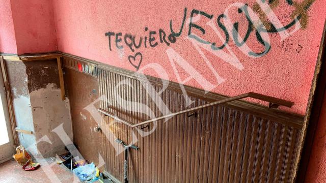 Portal del edificio de la presunta violación