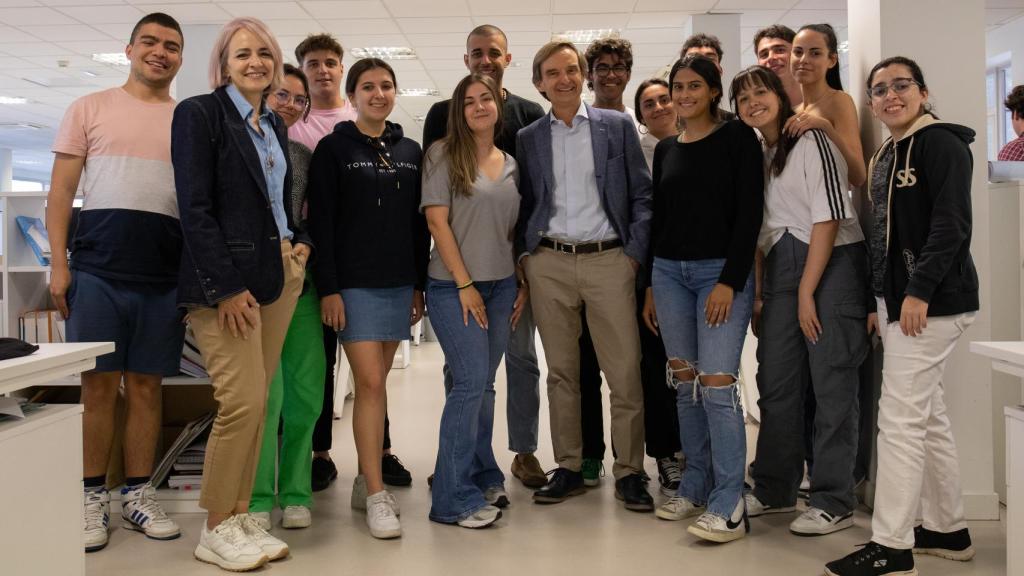 Miguel Ángel Mellado con algunos de los alumnos interesados en el Máster de Periodismo de EL ESPAÑOL.