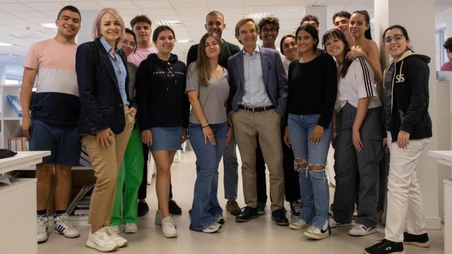 Miguel Ángel Mellado con algunos de los alumnos interesados en el Máster de Periodismo de EL ESPAÑOL.