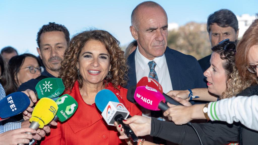 La ministra de Hacienda, María Jesús Montero, atiende a los medios en Sevilla, este miércoles.