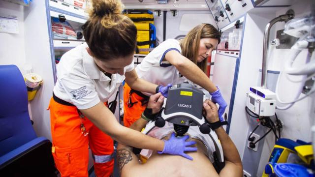 Sanitarios en el interior de una unidad SAMU, en imagen de archivo.