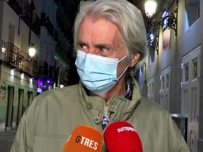 Manuel Velasco Varona, el hermano de Concha Velasco, atendiendo a los medios en marzo de 2022.