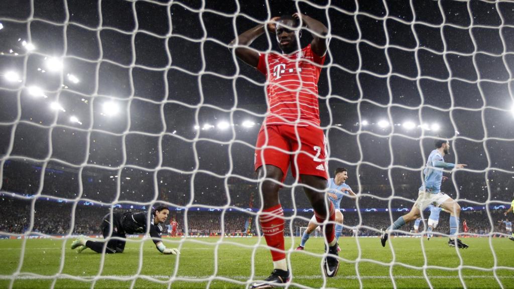 Upamecano, apenado tras un gol del Manchester City.