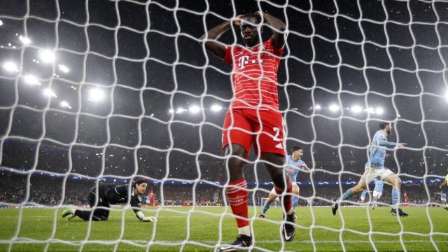 Upamecano, apenado tras un gol del Manchester City.