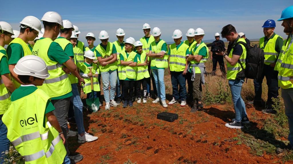 Los jugadores del Real Betis y los niños, durante el acto.