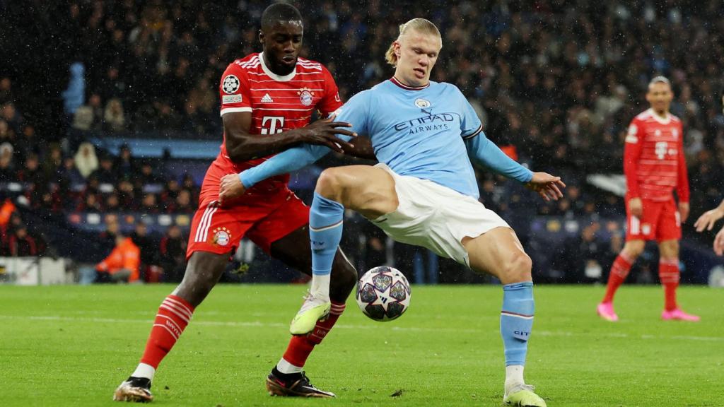 Upamecano, en un duelo con Haaland.