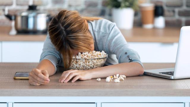Mujer cansada sobre unas palomitas.