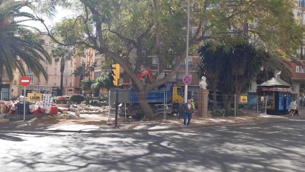Vallado de la plaza Bailén tras el inicio de las obras de reurbanización.
