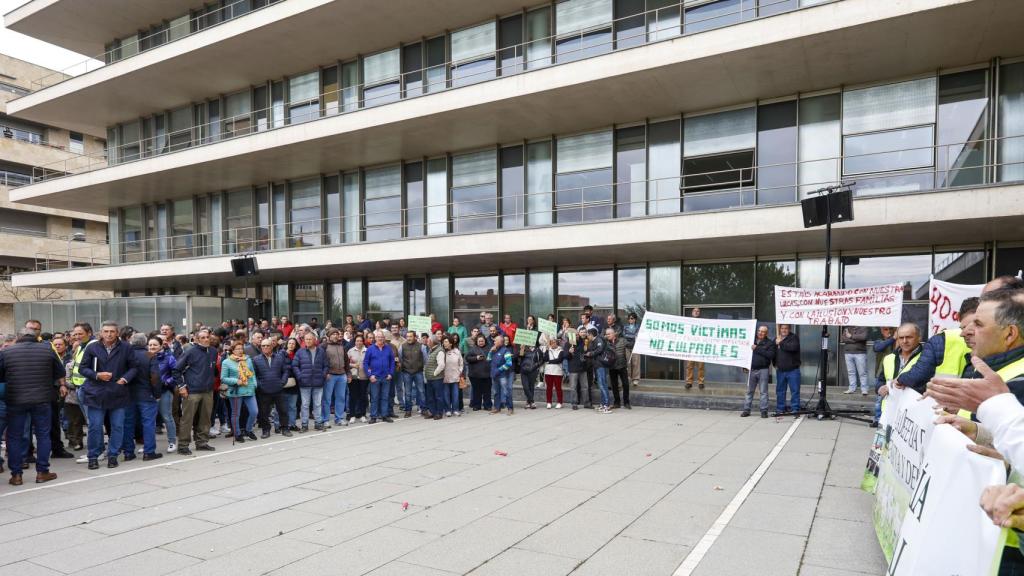 Concentración de ganaderos ante la Delegación de la Junta en Salamanca