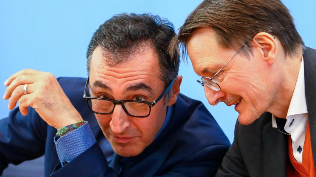 Los ministros de Agricultura y Sanidad de Alemania, Cem Özdemir y Karl Lauterbach, durante la rueda de prensa de este miércoles para presentar su plan de legalización del cannabis