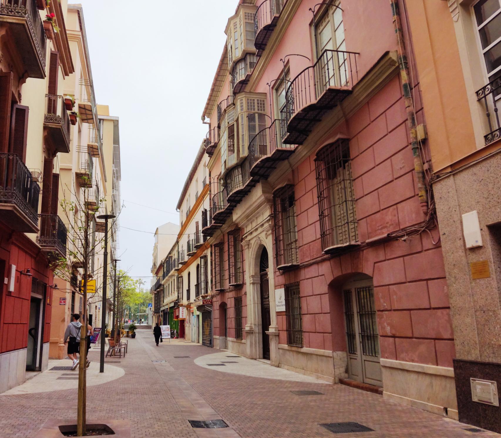 Vista del edificio histórico en la calle Trinidad Grund.