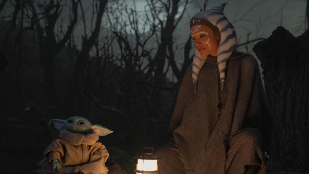 Ahsoka Tano junto a Grogu.