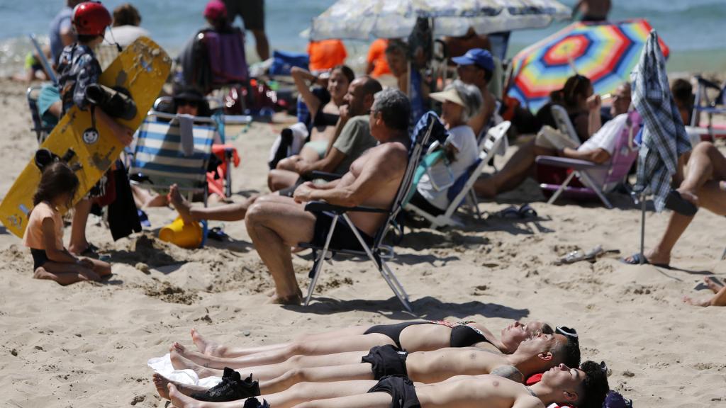 Gente en una playa de Benidorm el pasado fin de semana.