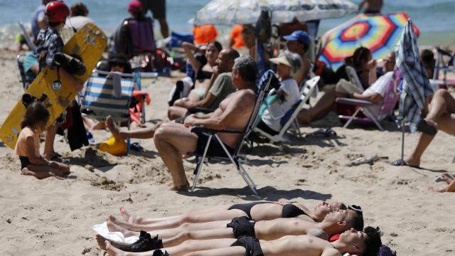 Gente en una playa de Benidorm el pasado fin de semana.