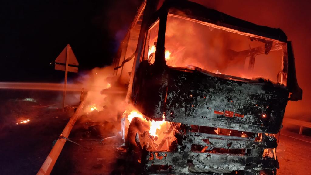 El camión calcinado durante el incendio