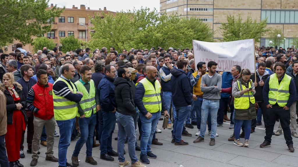 Concentracion de ganaderos ante la Delegación de la Junta en Salamanca