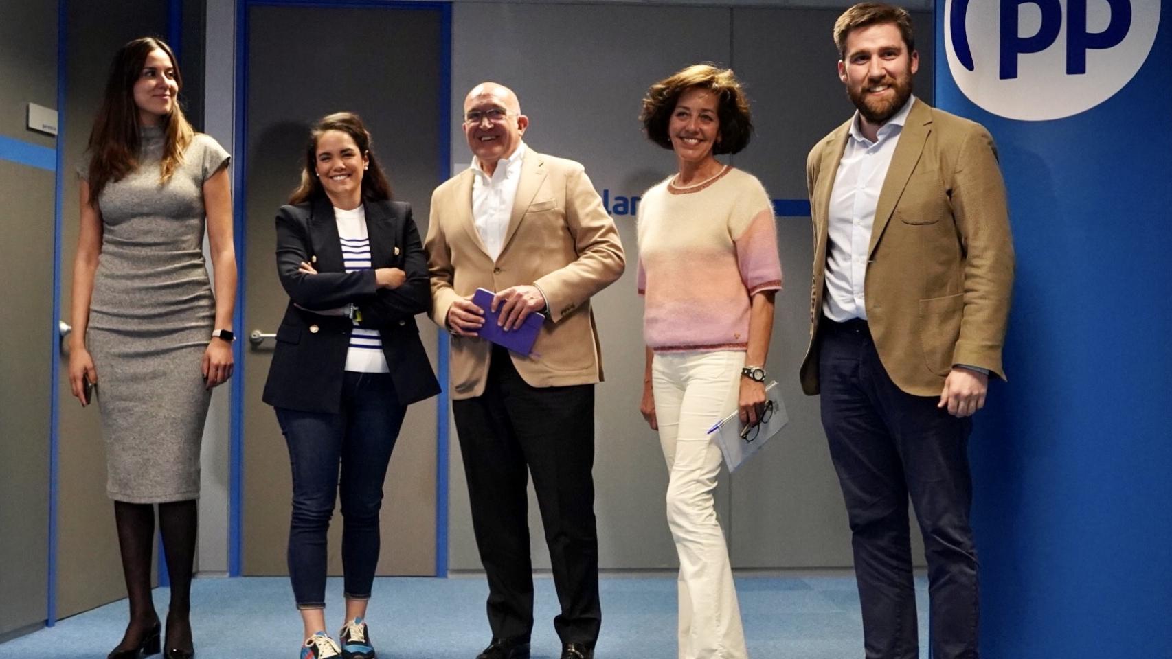 El candidato del PP al Ayuntamiento de Valladolid, Jesús Julio Carnero, junto a Blanca Jiménez, Silvia Tomillo, Mercedes Cantalapiedra y Francisco Blanco