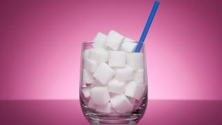 Un vaso lleno de terrones de azúcar.