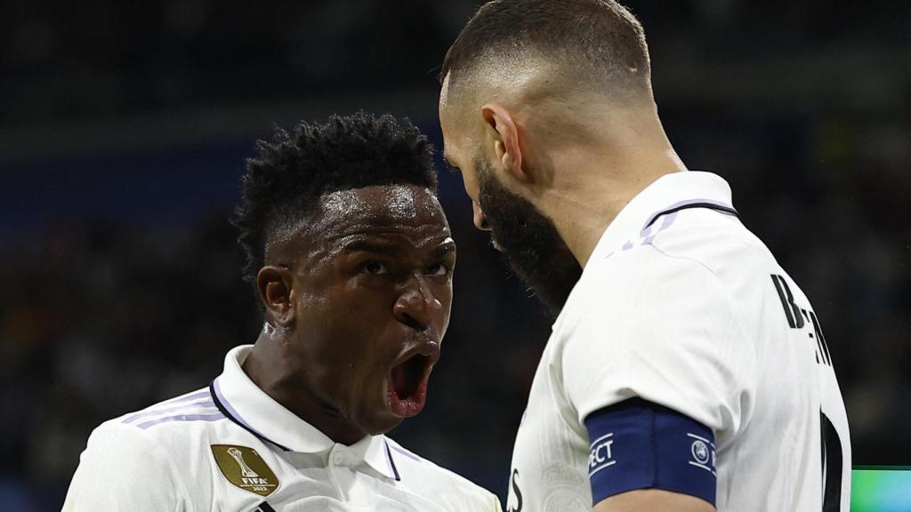 Vinicius y Benzema celebran el gol del francés.