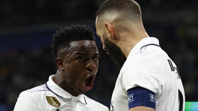 Vinicius y Benzema celebran el gol del francés.