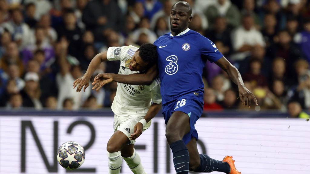Koulibaly lucha un balón con Rodrygo antes de caer lesionado.