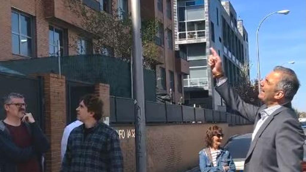 Ortega Smith se enfrenta con un okupa a gritos: El 28 de mayo vengo con la Policía a limpiar este edificio