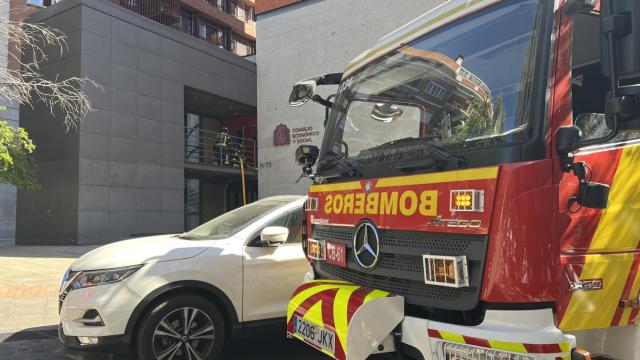 Un camión de bomberos frente al edificio del Ministerio de Sanidad.