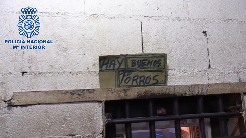 Rótulo promocional en el búnker de los Saavedra.