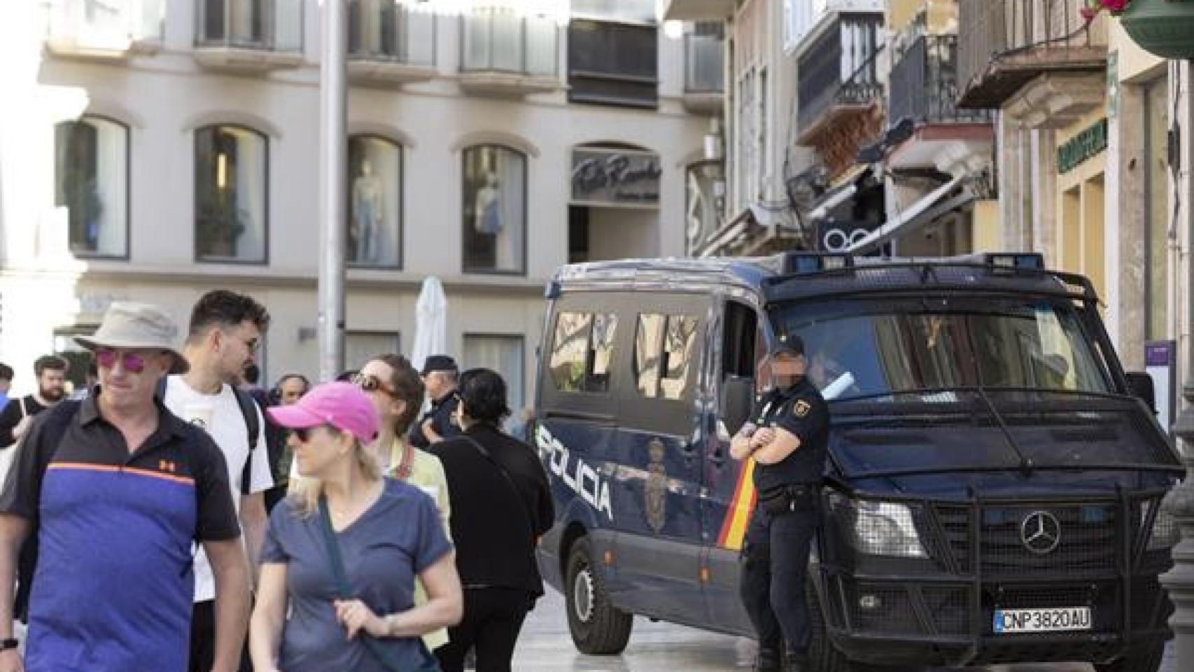 Miembros de la Policía Nacional vigilan el entorno de la calle Larios donde se ha desarrollado esta mañana una importante operación contra el tráfico de cocaína a nivel internacional en varias provincias, entre ellas Málaga y Cádiz, y en la que ya han sido detenidas una veintena de miembros del conocido clan Farruku.