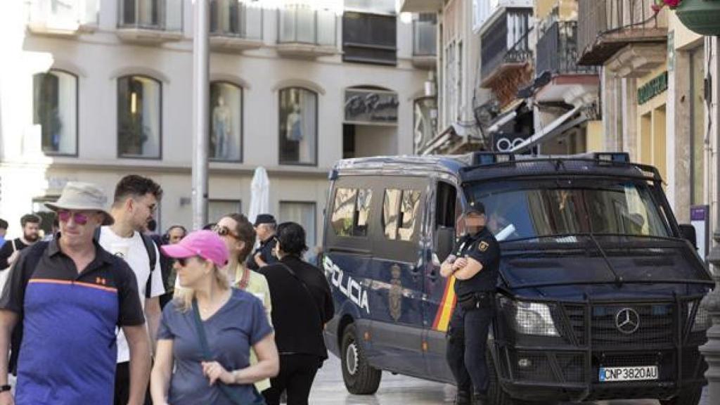 Miembros de la Policía Nacional vigilan el entorno de la calle Larios.
