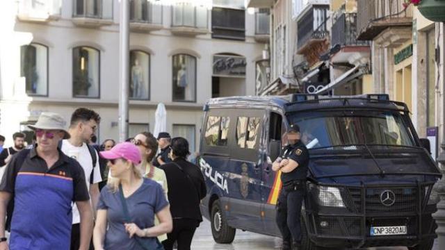 Miembros de la Policía Nacional vigilan el entorno de la calle Larios.